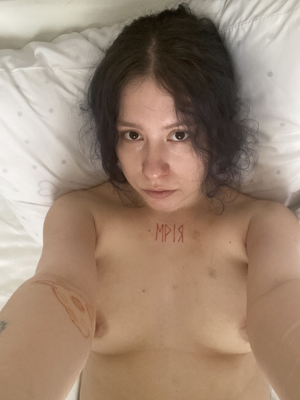 ブルネットホットな娘が整えた秘部を指で触りソロで甘い胸を披露 ブルネットホットな娘が整えた秘部を指で触りソロで甘い胸を披露