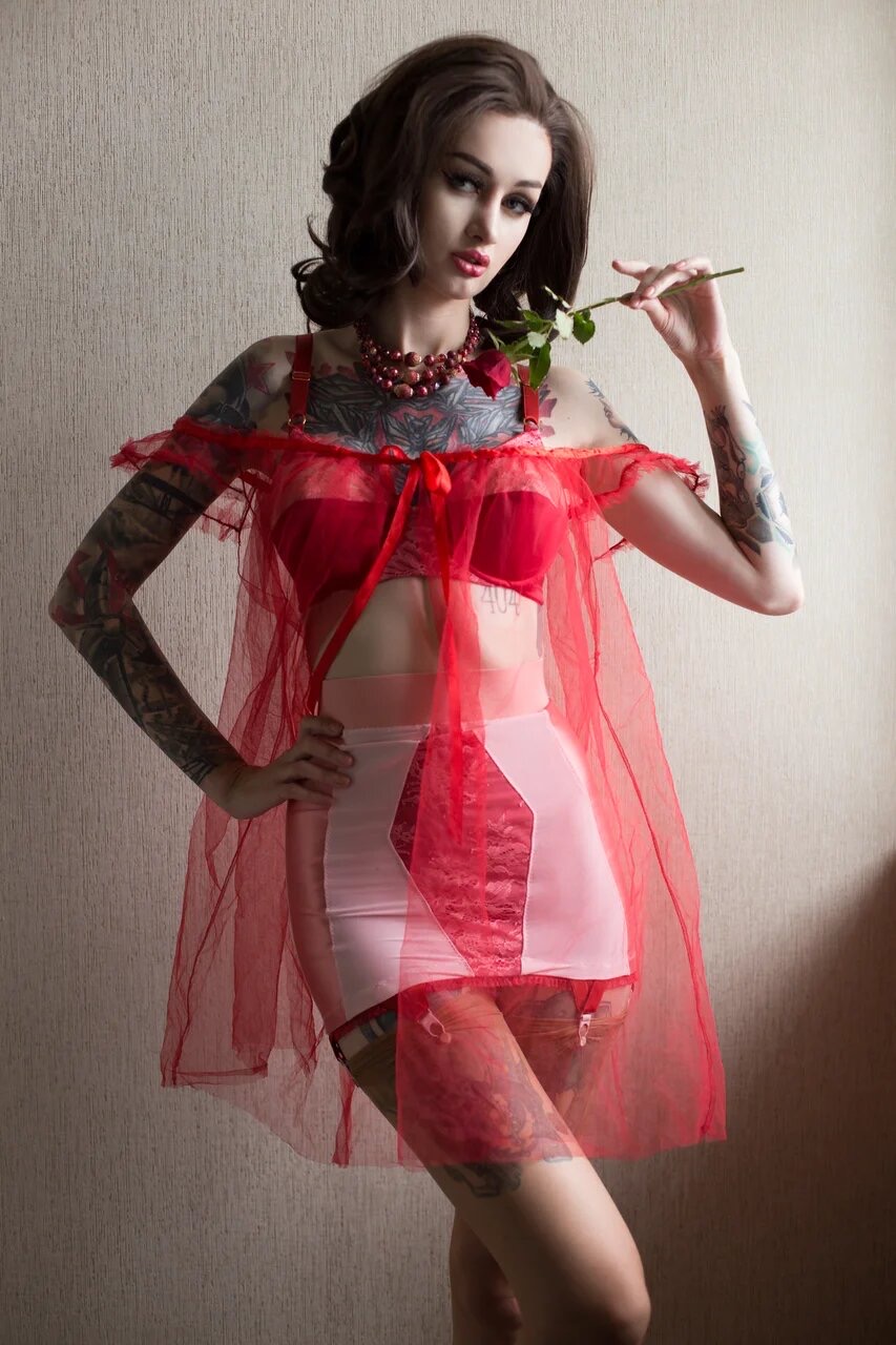 Glamour sugar, şahane bir derlemede sulu kıyafetler içinde dövmeli vücudunu sergiliyor Glamour sugar, şahane bir derlemede sulu kıyafetler içinde dövmeli vücudunu sergiliyor