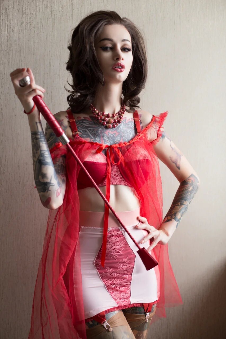 Glamour sugar, şahane bir derlemede sulu kıyafetler içinde dövmeli vücudunu sergiliyor Glamour sugar, şahane bir derlemede sulu kıyafetler içinde dövmeli vücudunu sergiliyor