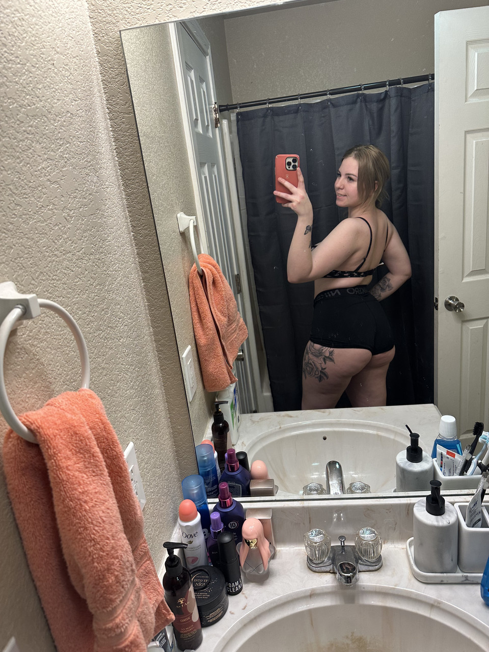 La gordita Kayla Bumsy de OnlyFans luce sus nalgas con pantalones cortos marrones. La gordita Kayla Bumsy de OnlyFans luce sus nalgas con pantalones cortos marrones.