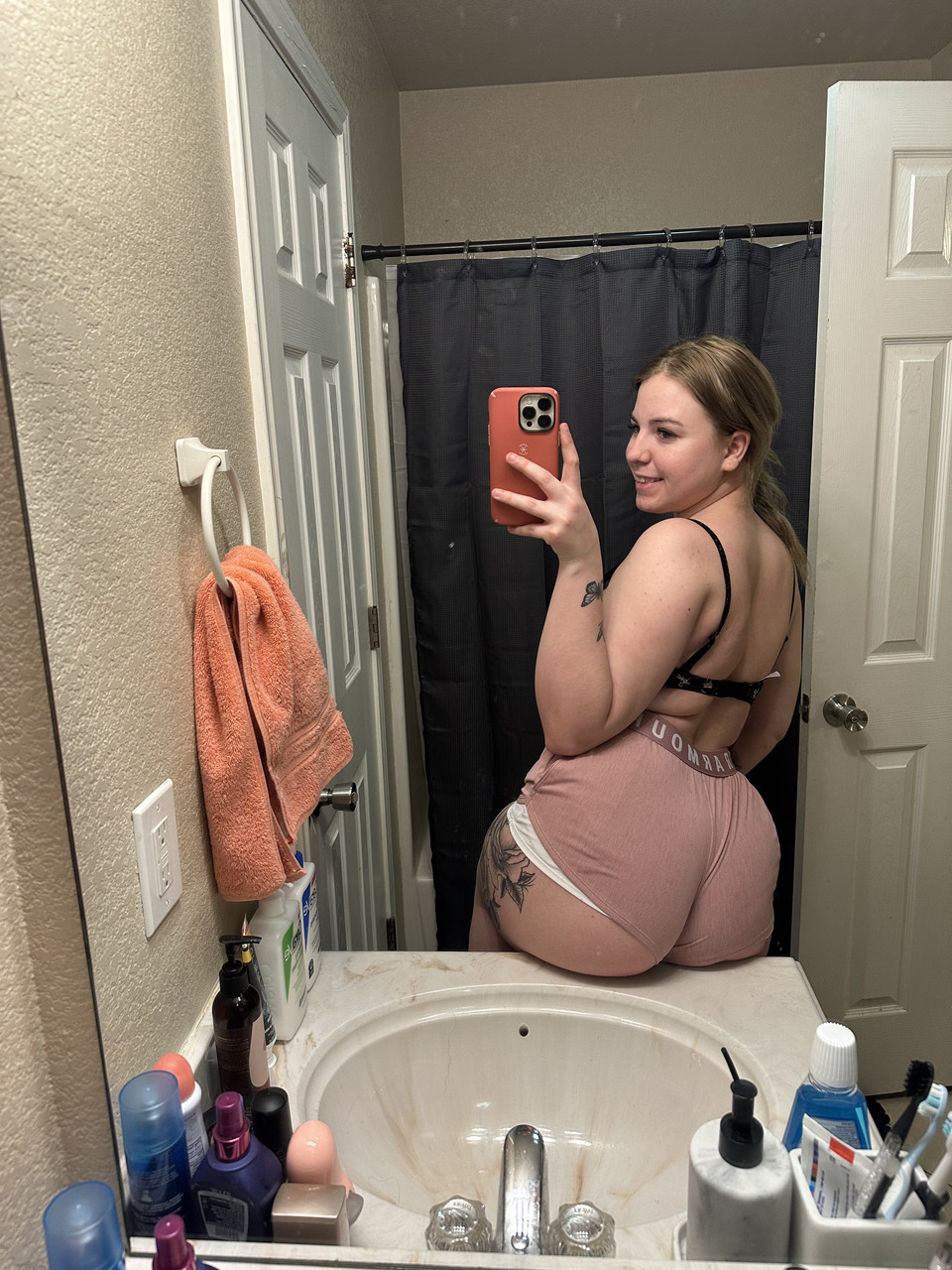 La gordita Kayla Bumsy de OnlyFans luce sus nalgas con pantalones cortos marrones. La gordita Kayla Bumsy de OnlyFans luce sus nalgas con pantalones cortos marrones.
