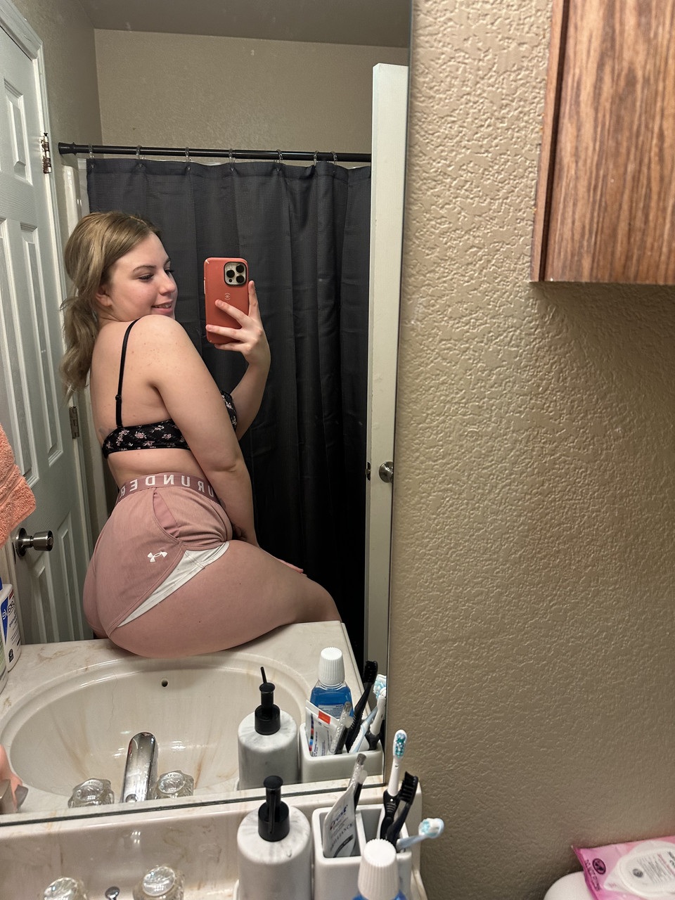 La gordita Kayla Bumsy de OnlyFans luce sus nalgas con pantalones cortos marrones. La gordita Kayla Bumsy de OnlyFans luce sus nalgas con pantalones cortos marrones.