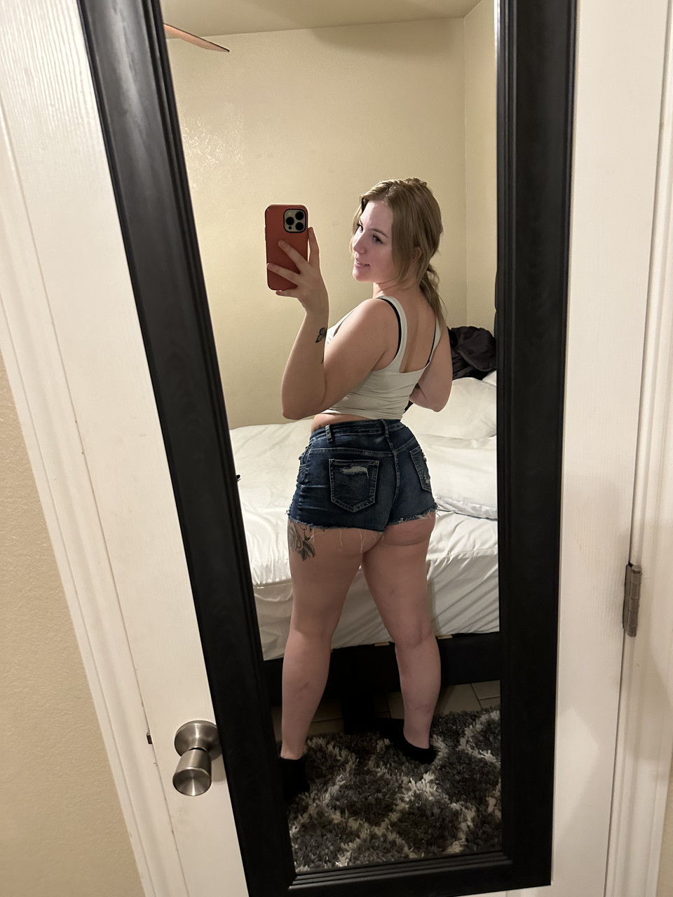 La gordita Kayla Bumsy de OnlyFans luce sus nalgas con pantalones cortos marrones. La gordita Kayla Bumsy de OnlyFans luce sus nalgas con pantalones cortos marrones.