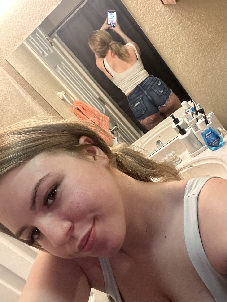 La gordita Kayla Bumsy de OnlyFans luce sus nalgas con pantalones cortos marrones. La gordita Kayla Bumsy de OnlyFans luce sus nalgas con pantalones cortos marrones.