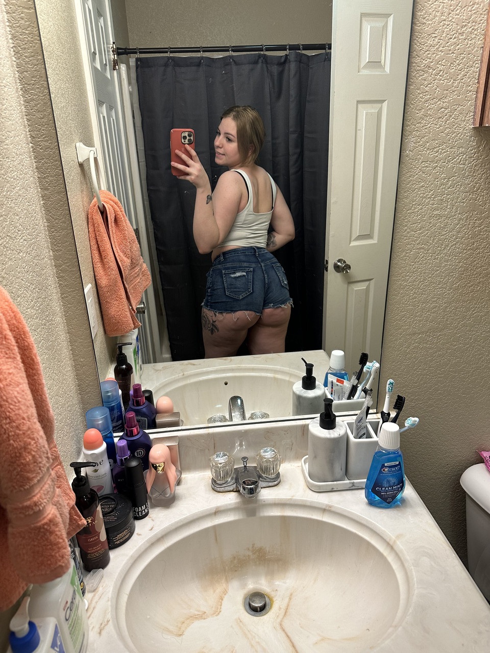 La gordita Kayla Bumsy de OnlyFans luce sus nalgas con pantalones cortos marrones. La gordita Kayla Bumsy de OnlyFans luce sus nalgas con pantalones cortos marrones.