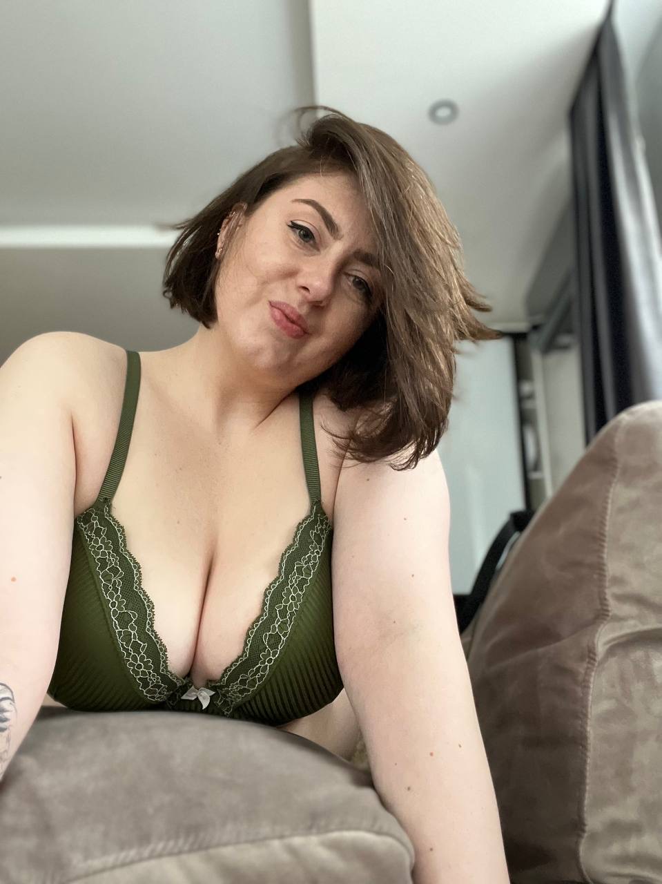 La dolcezza grassa di OnlyFans Kristi KKK svela il suo asso e le sue tette in un assolo La dolcezza grassa di OnlyFans Kristi KKK svela il suo asso e le sue tette in un assolo