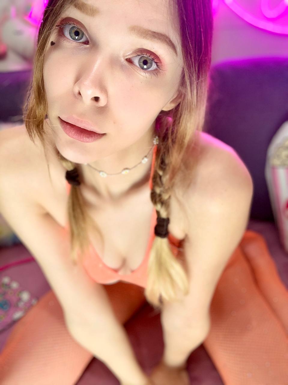 Idealna lassie OnlyFans Little Kitty pozująca w pomarańczowej bieliźnie z kabaretkami Idealna lassie OnlyFans Little Kitty pozująca w pomarańczowej bieliźnie z kabaretkami