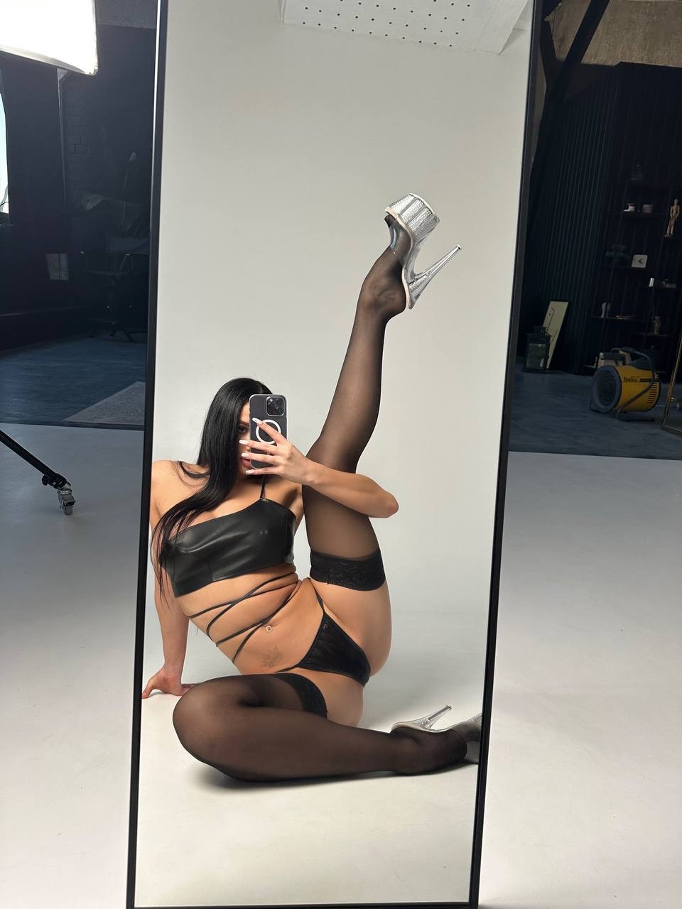 Urocza, elegancka gimnastyczka Alina pozuje w bieliźnie i robi selfie w lustrze Urocza, elegancka gimnastyczka Alina pozuje w bieliźnie i robi selfie w lustrze