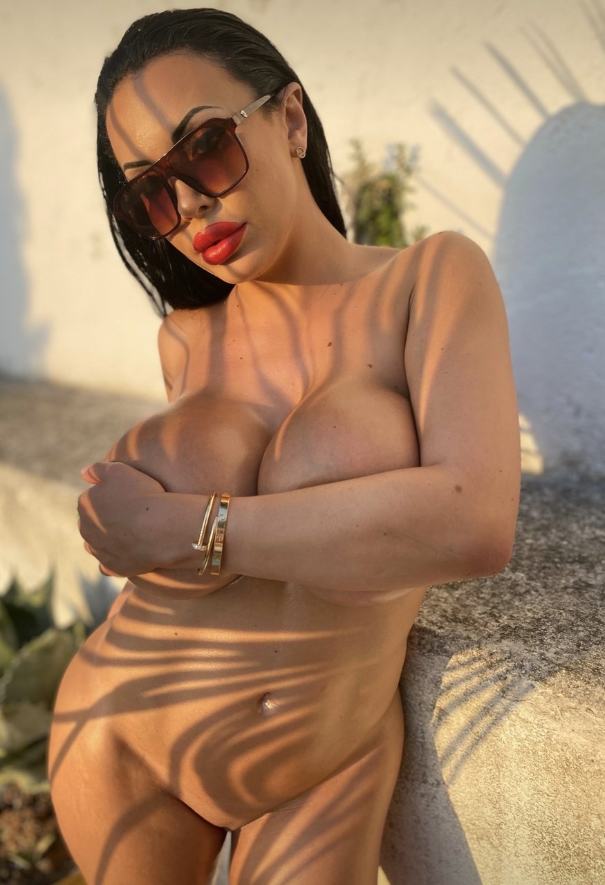 L'angelo glamour di OnlyFans Anastasia Doll si strofina le enormi tette grasse all'aperto L'angelo glamour di OnlyFans Anastasia Doll si strofina le enormi tette grasse all'aperto