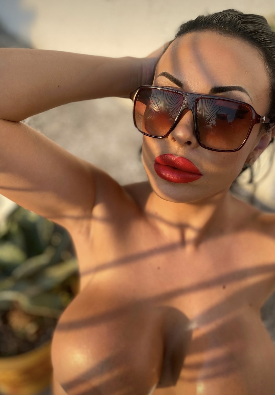 L'angelo glamour di OnlyFans Anastasia Doll si strofina le enormi tette grasse all'aperto L'angelo glamour di OnlyFans Anastasia Doll si strofina le enormi tette grasse all'aperto