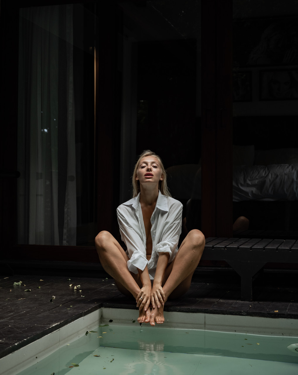 A maravilhosa Ioannova, doce da OnlyFans, despe a camisola de roupão para um mergulho nu na piscina A maravilhosa Ioannova, doce da OnlyFans, despe a camisola de roupão para um mergulho nu na piscina