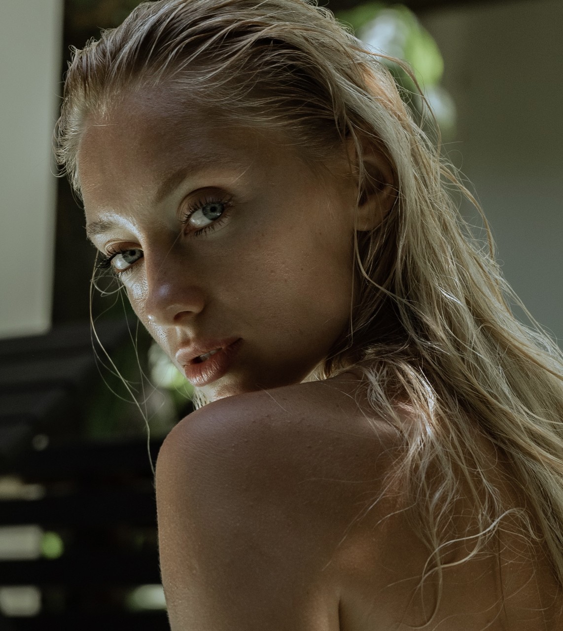 A maravilhosa Ioannova, doce da OnlyFans, despe a camisola de roupão para um mergulho nu na piscina A maravilhosa Ioannova, doce da OnlyFans, despe a camisola de roupão para um mergulho nu na piscina