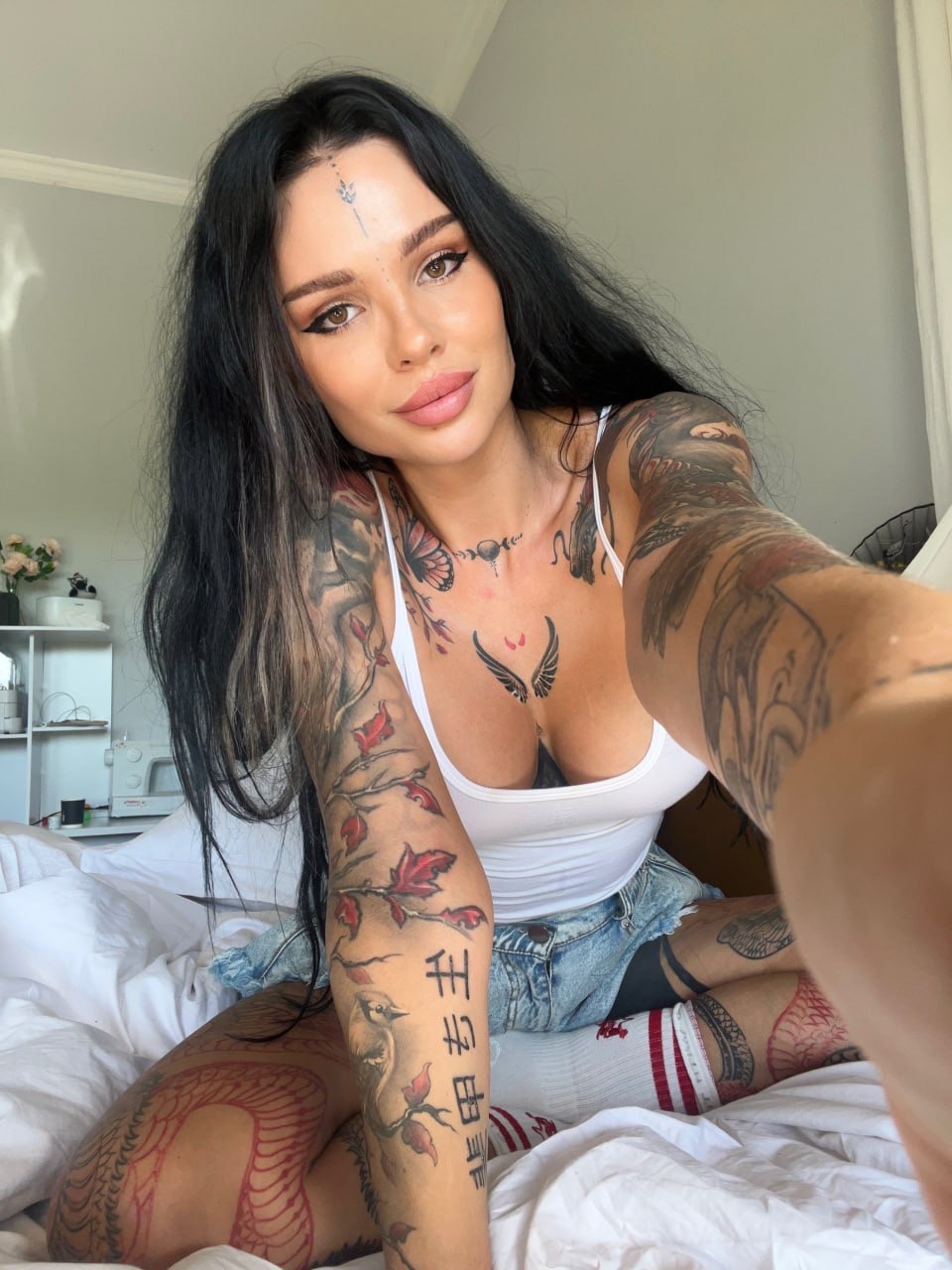 OnlyFans Babe Sunny Free neckt mit ihrem eingefärbten Körper & großen Titten OnlyFans Babe Sunny Free neckt mit ihrem eingefärbten Körper & großen Titten