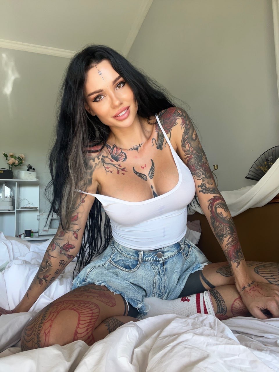 OnlyFans Babe Sunny Free neckt mit ihrem eingefärbten Körper & großen Titten OnlyFans Babe Sunny Free neckt mit ihrem eingefärbten Körper & großen Titten