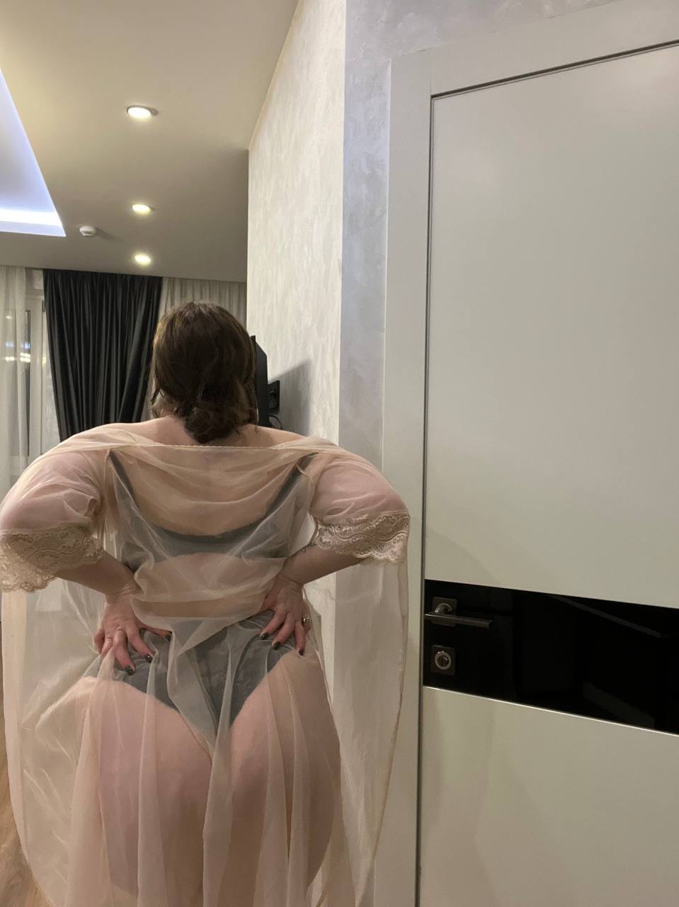 La paffuta Kristi KKK, non professionista dai capelli castani, mette in mostra le sue meravigliose tette e il suo sedere grosso La paffuta Kristi KKK, non professionista dai capelli castani, mette in mostra le sue meravigliose tette e il suo sedere grosso