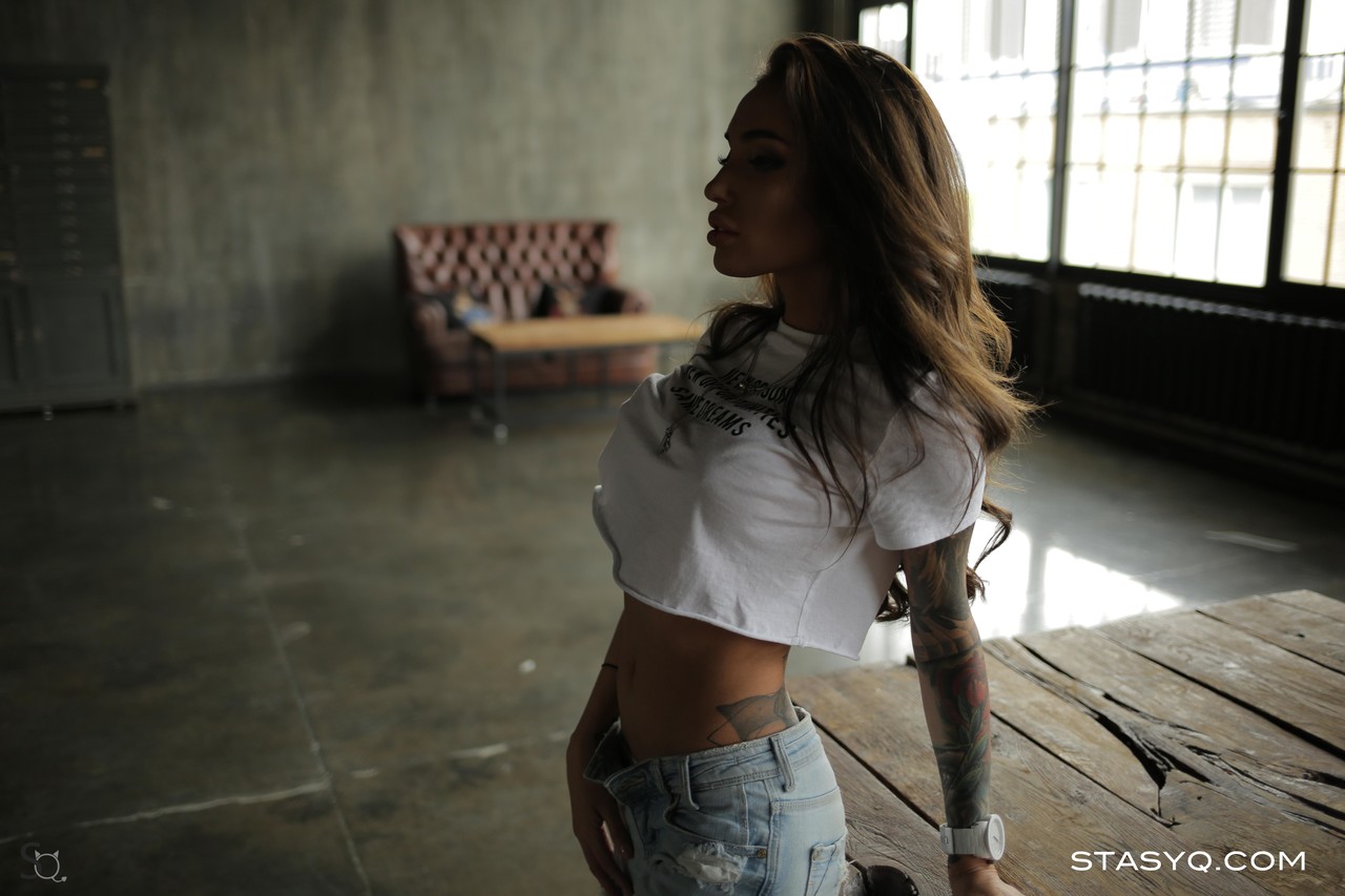 A rapariga genital Nessa Moore revela lentamente as suas mamas grandes e a sua vagina depilada A rapariga genital Nessa Moore revela lentamente as suas mamas grandes e a sua vagina depilada