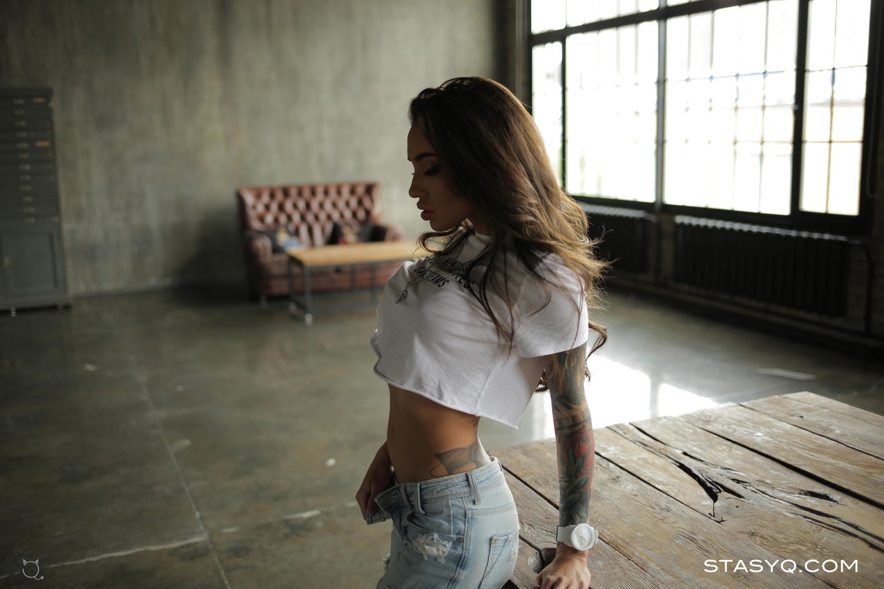 A rapariga genital Nessa Moore revela lentamente as suas mamas grandes e a sua vagina depilada A rapariga genital Nessa Moore revela lentamente as suas mamas grandes e a sua vagina depilada