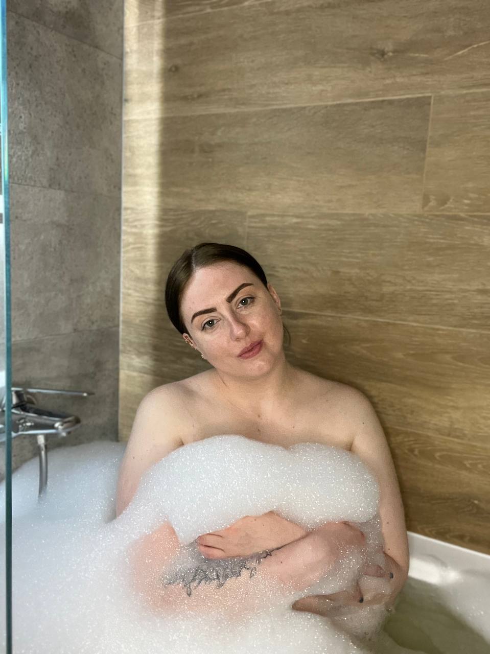 La novizia paffutella Kristi KKK si pulisce il sudore dai suoi grandi seni durante la toilette La novizia paffutella Kristi KKK si pulisce il sudore dai suoi grandi seni durante la toilette