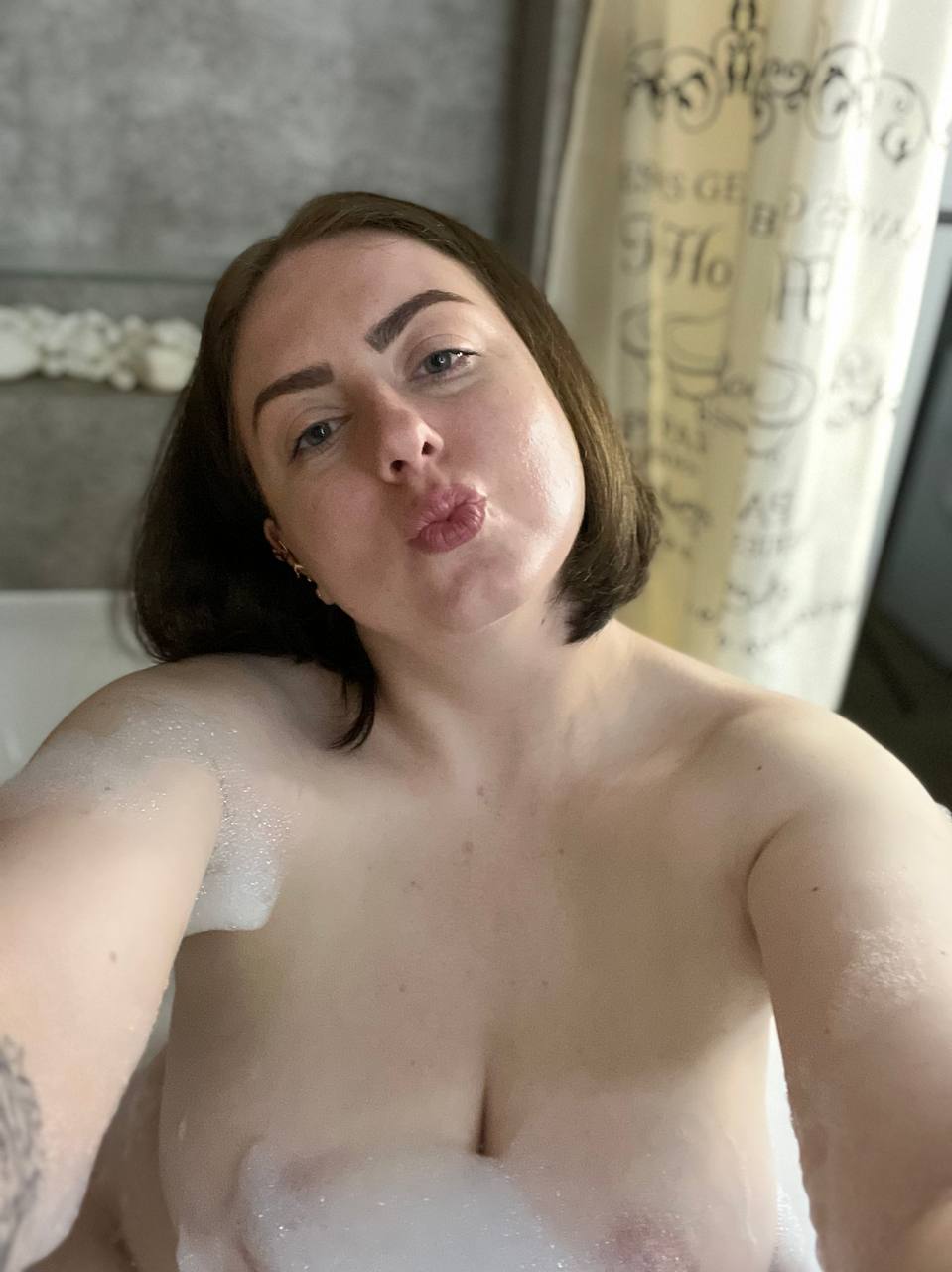 La novizia paffutella Kristi KKK si pulisce il sudore dai suoi grandi seni durante la toilette La novizia paffutella Kristi KKK si pulisce il sudore dai suoi grandi seni durante la toilette