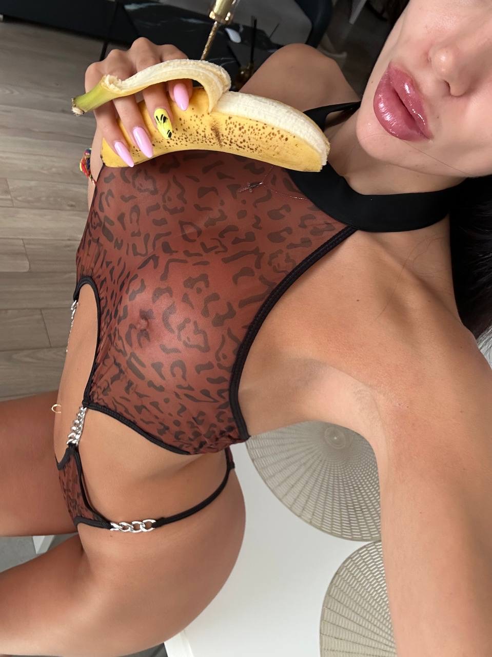 A glamorosa Kris Top, da OnlyFans, posa na sua deliciosa brancura e come uma banana A glamorosa Kris Top, da OnlyFans, posa na sua deliciosa brancura e come uma banana