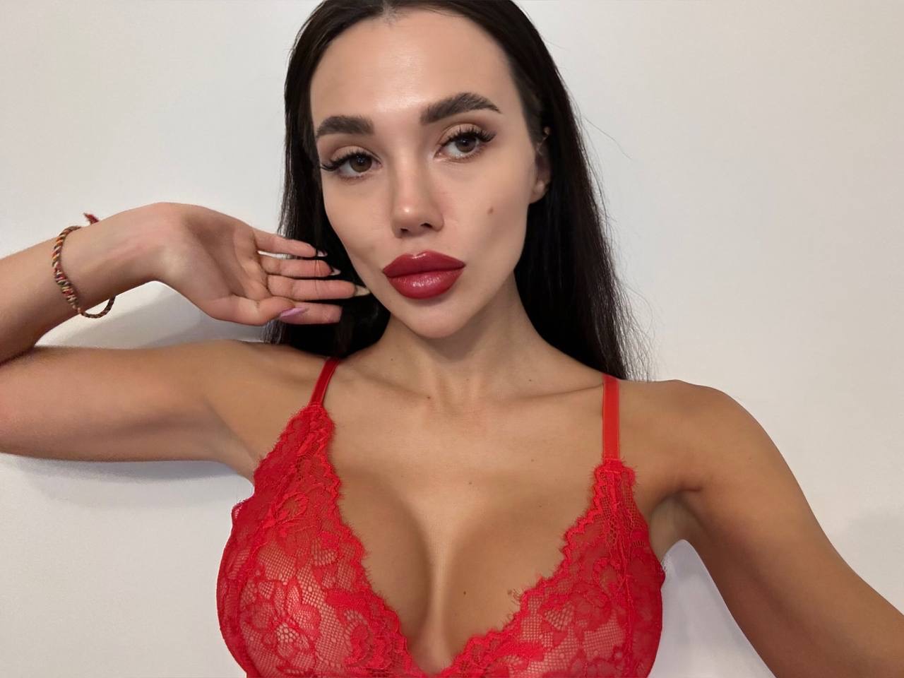 L'entusiasmante Kris Top, non professionista di OnlyFans, posa con il suo bianco rosso e i tacchi alti. L'entusiasmante Kris Top, non professionista di OnlyFans, posa con il suo bianco rosso e i tacchi alti.