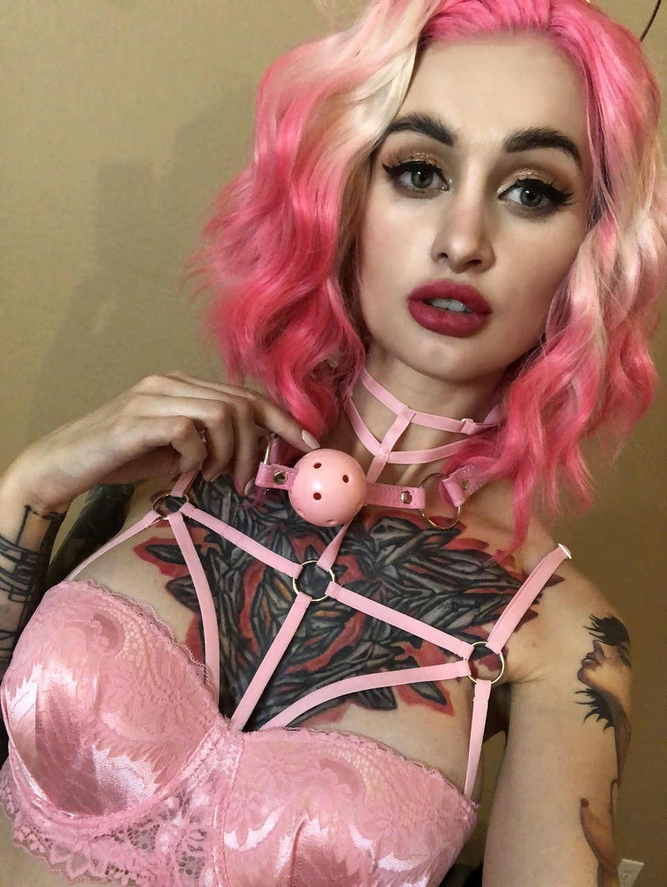 Uroczy cukier OnlyFans odsłania swoje tatuaże i gorący tyłek Uroczy cukier OnlyFans odsłania swoje tatuaże i gorący tyłek