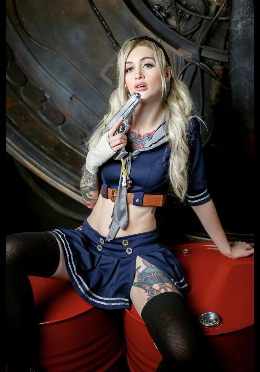 Uroczy cukier OnlyFans odsłania swoje tatuaże i gorący tyłek Uroczy cukier OnlyFans odsłania swoje tatuaże i gorący tyłek