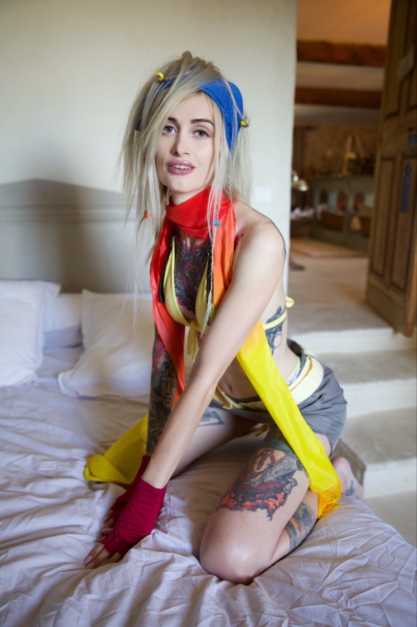 Uroczy cukier OnlyFans odsłania swoje tatuaże i gorący tyłek Uroczy cukier OnlyFans odsłania swoje tatuaże i gorący tyłek