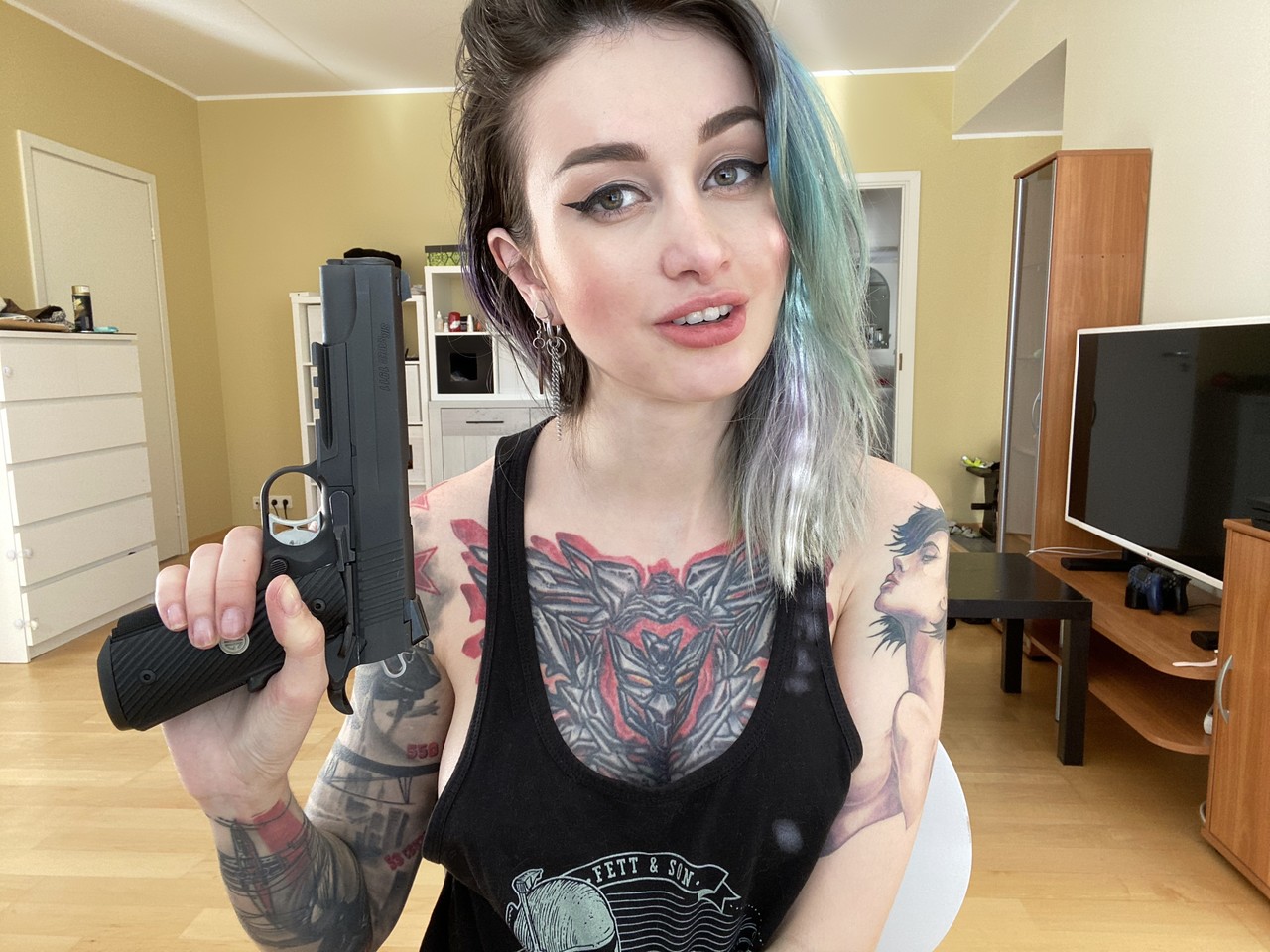 Uroczy cukier OnlyFans odsłania swoje tatuaże i gorący tyłek Uroczy cukier OnlyFans odsłania swoje tatuaże i gorący tyłek