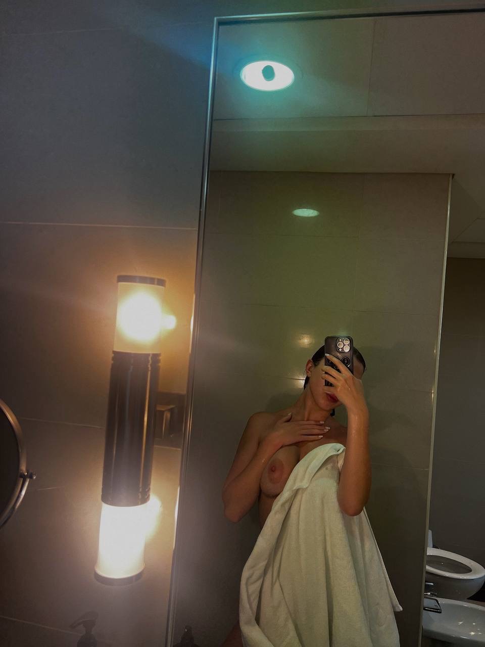 A adorável donzela da câmara web OnlyFans tira nus mostrando as suas grandes mamas e o seu rabo de mel A adorável donzela da câmara web OnlyFans tira nus mostrando as suas grandes mamas e o seu rabo de mel