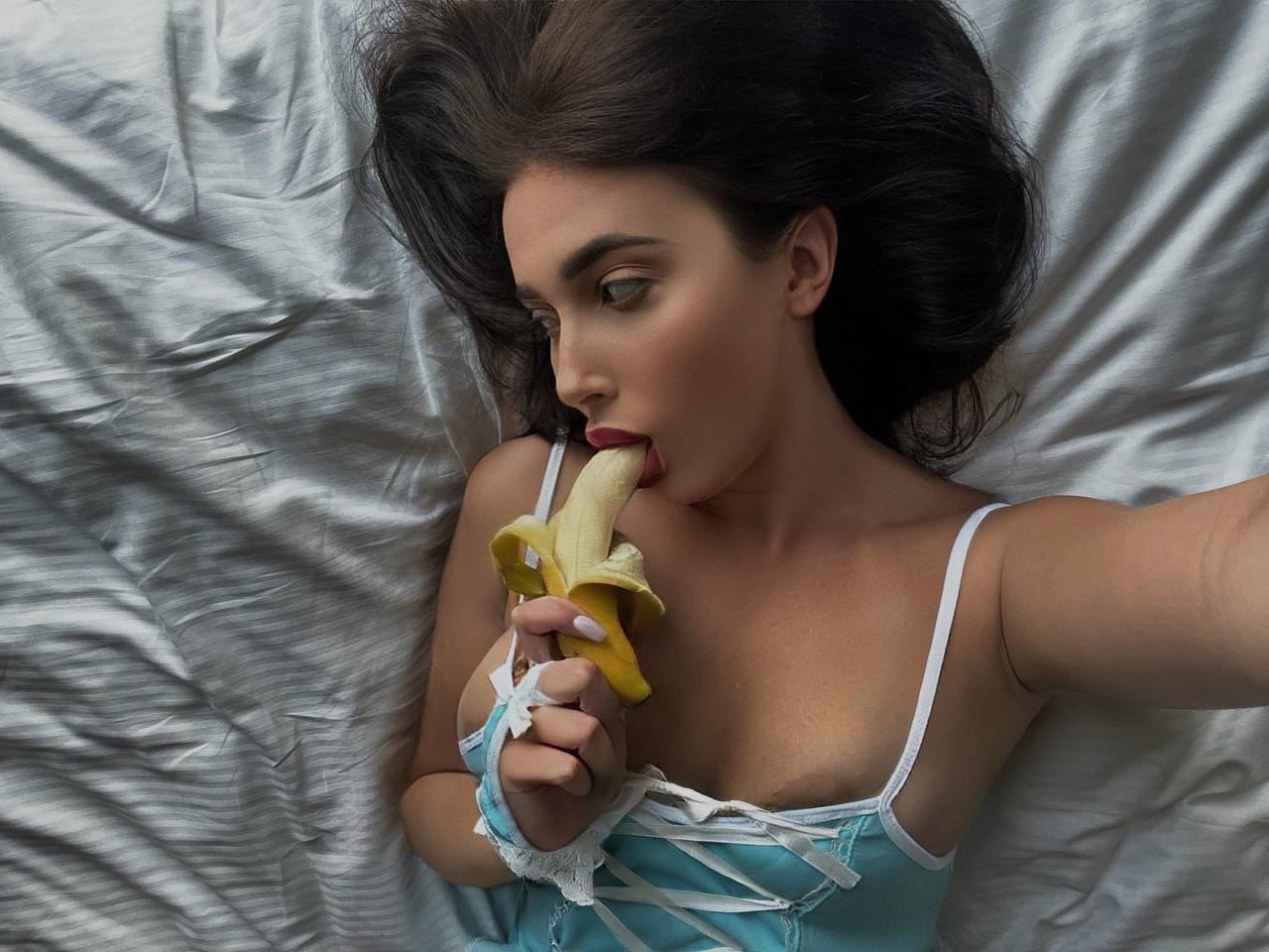 A adorável donzela da câmara web OnlyFans tira nus mostrando as suas grandes mamas e o seu rabo de mel A adorável donzela da câmara web OnlyFans tira nus mostrando as suas grandes mamas e o seu rabo de mel