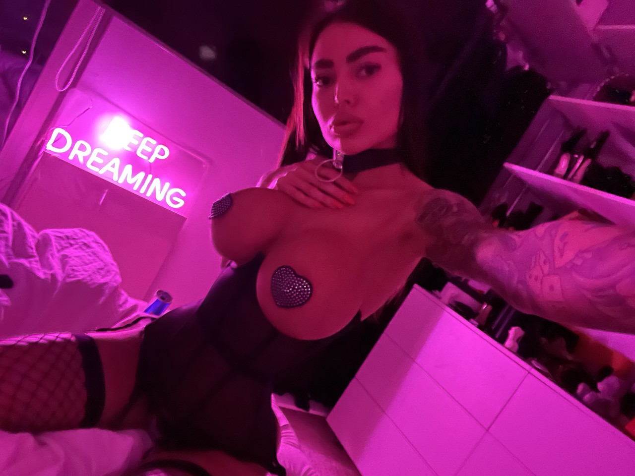 Glamouröser Engel in leckeren Dessous Alena Omovych macht Selfies von ihrer großen Brust Glamouröser Engel in leckeren Dessous Alena Omovych macht Selfies von ihrer großen Brust