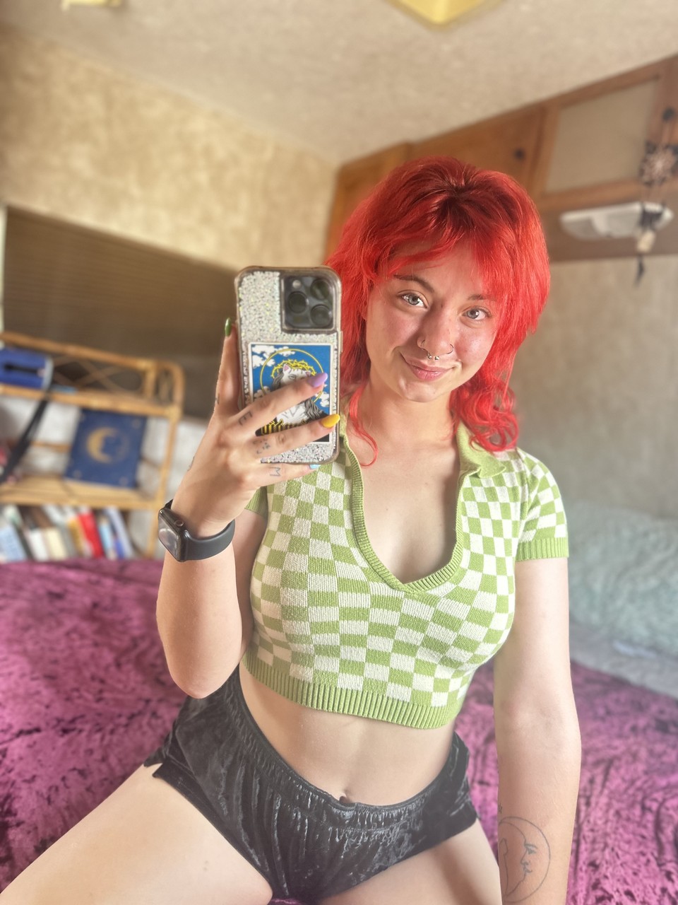 Abby, la chic OnlyFans dai capelli rosa, posa in modo seducente in un assolo Abby, la chic OnlyFans dai capelli rosa, posa in modo seducente in un assolo