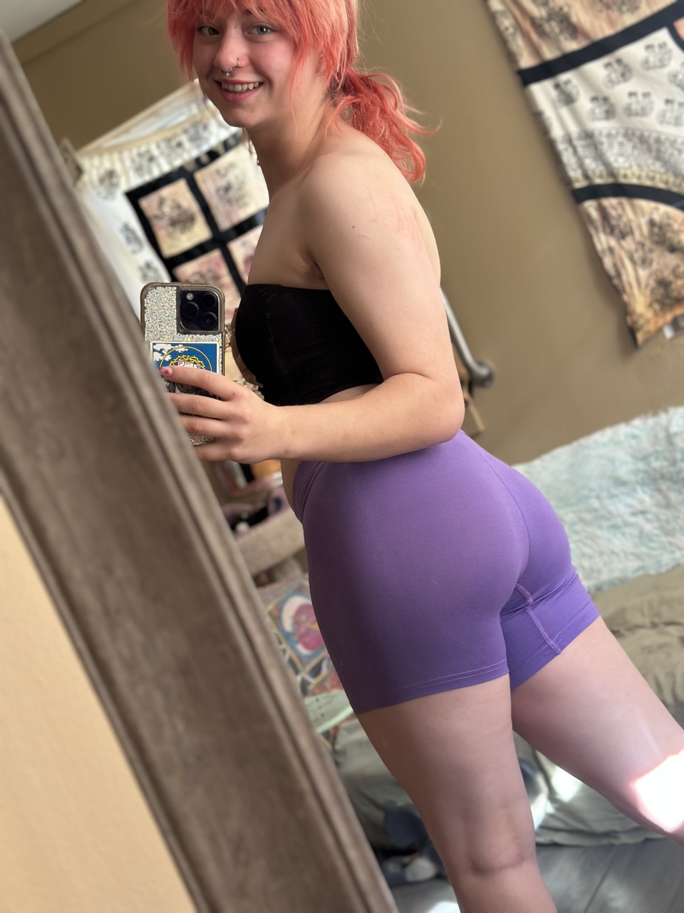 OnlyFans burnunda hızma olan orospu Abby spor kıyafetleriyle aynada poz veriyor OnlyFans burnunda hızma olan orospu Abby spor kıyafetleriyle aynada poz veriyor