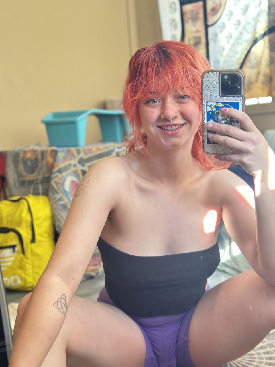 OnlyFans burnunda hızma olan orospu Abby spor kıyafetleriyle aynada poz veriyor OnlyFans burnunda hızma olan orospu Abby spor kıyafetleriyle aynada poz veriyor