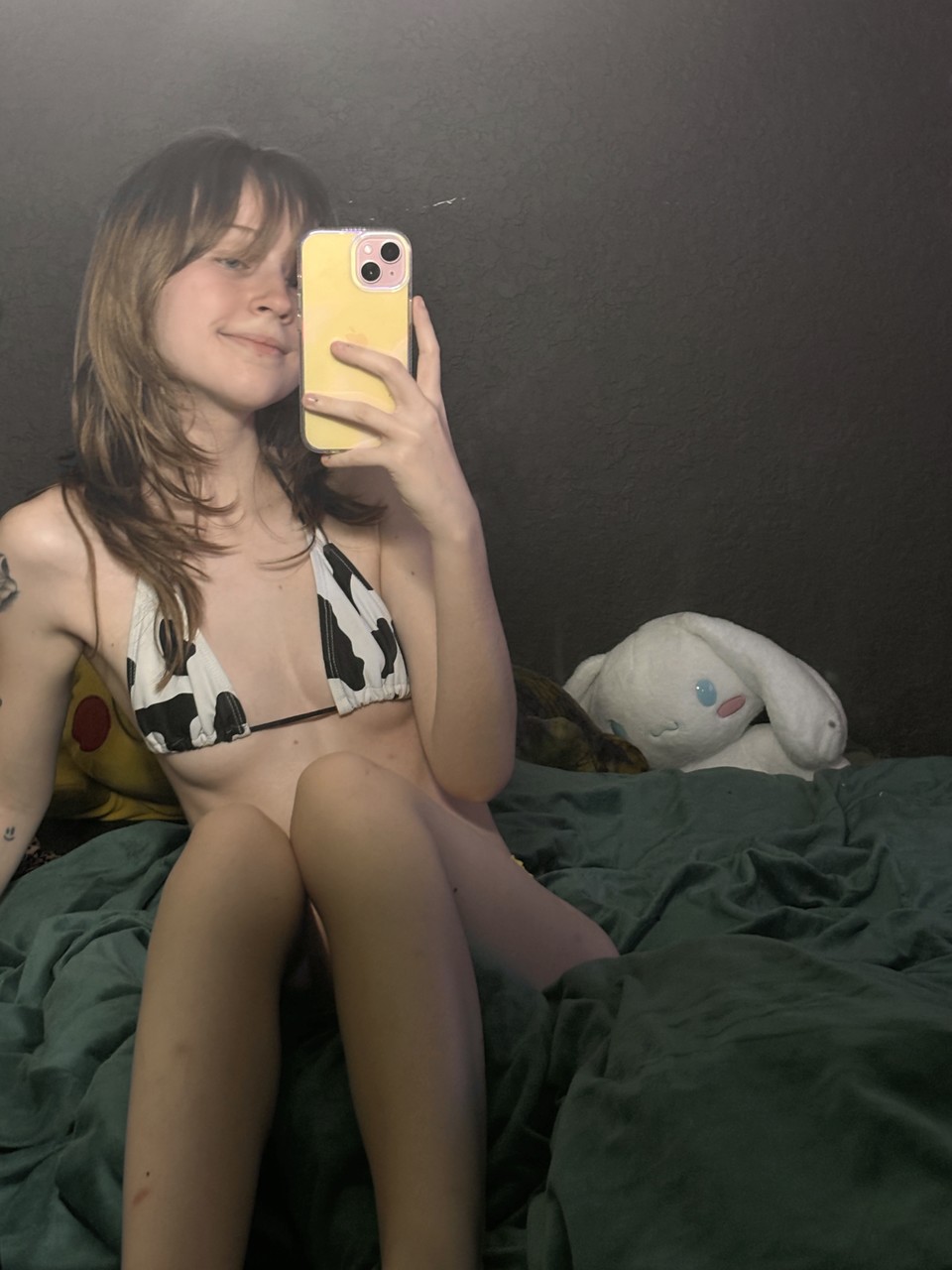 Teensy Bella, beauté non professionnelle, pose de manière séduisante dans sa compilation solo. Teensy Bella, beauté non professionnelle, pose de manière séduisante dans sa compilation solo.
