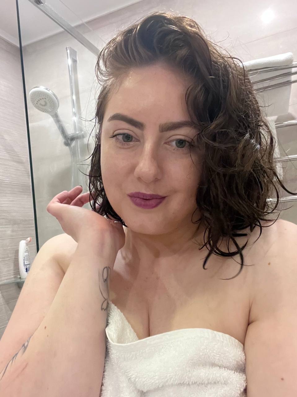 OnlyFans gordita Kristi KKK exponiendo sus arcos asesinos en el baño OnlyFans gordita Kristi KKK exponiendo sus arcos asesinos en el baño