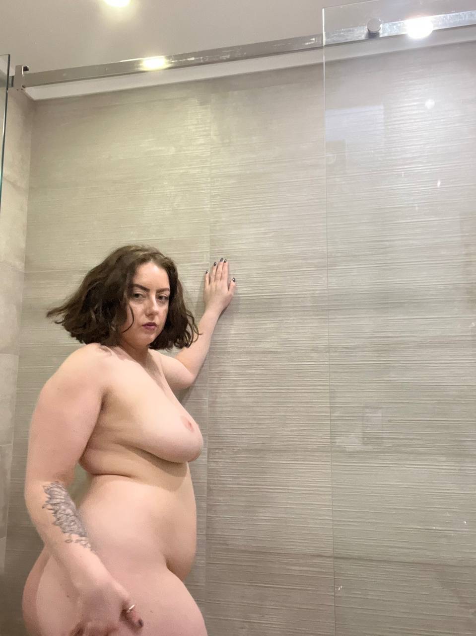 OnlyFans gordita Kristi KKK exponiendo sus arcos asesinos en el baño OnlyFans gordita Kristi KKK exponiendo sus arcos asesinos en el baño