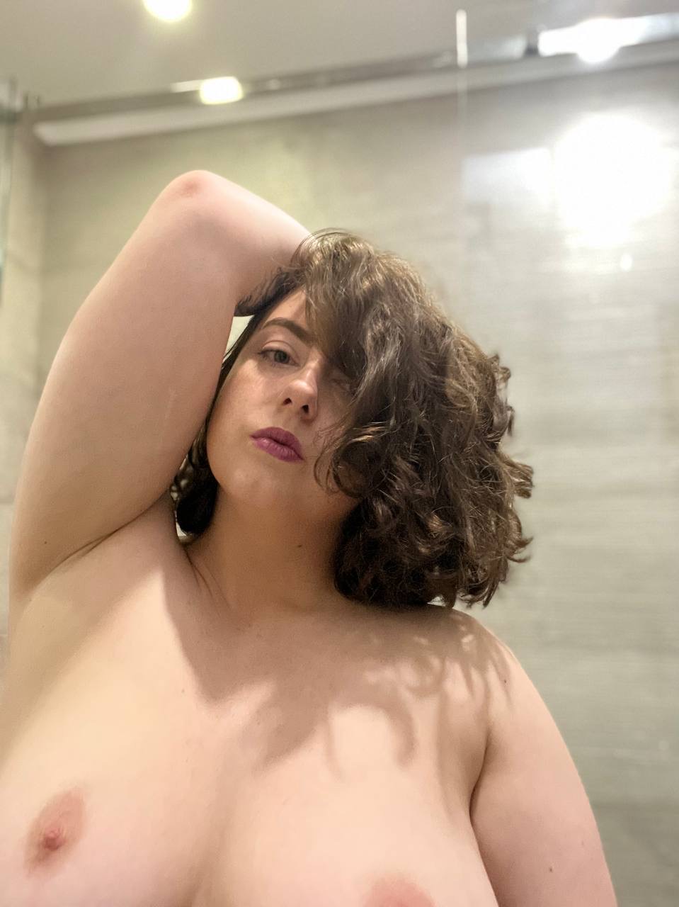 OnlyFans gordita Kristi KKK exponiendo sus arcos asesinos en el baño OnlyFans gordita Kristi KKK exponiendo sus arcos asesinos en el baño