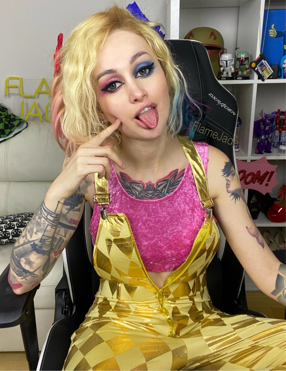 La miss principiante con tatuaggi Flame Jade posa in abiti civettuoli in un assolo La miss principiante con tatuaggi Flame Jade posa in abiti civettuoli in un assolo