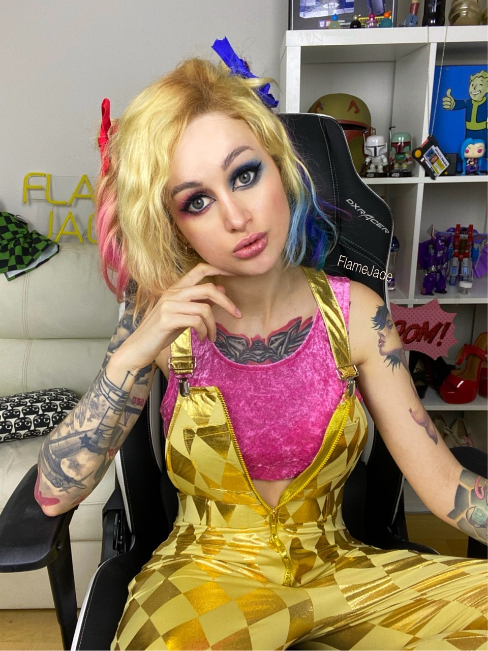 La miss principiante con tatuaggi Flame Jade posa in abiti civettuoli in un assolo La miss principiante con tatuaggi Flame Jade posa in abiti civettuoli in un assolo