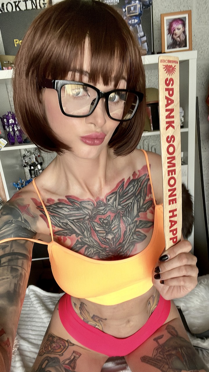 La miss principiante con tatuaggi Flame Jade posa in abiti civettuoli in un assolo La miss principiante con tatuaggi Flame Jade posa in abiti civettuoli in un assolo