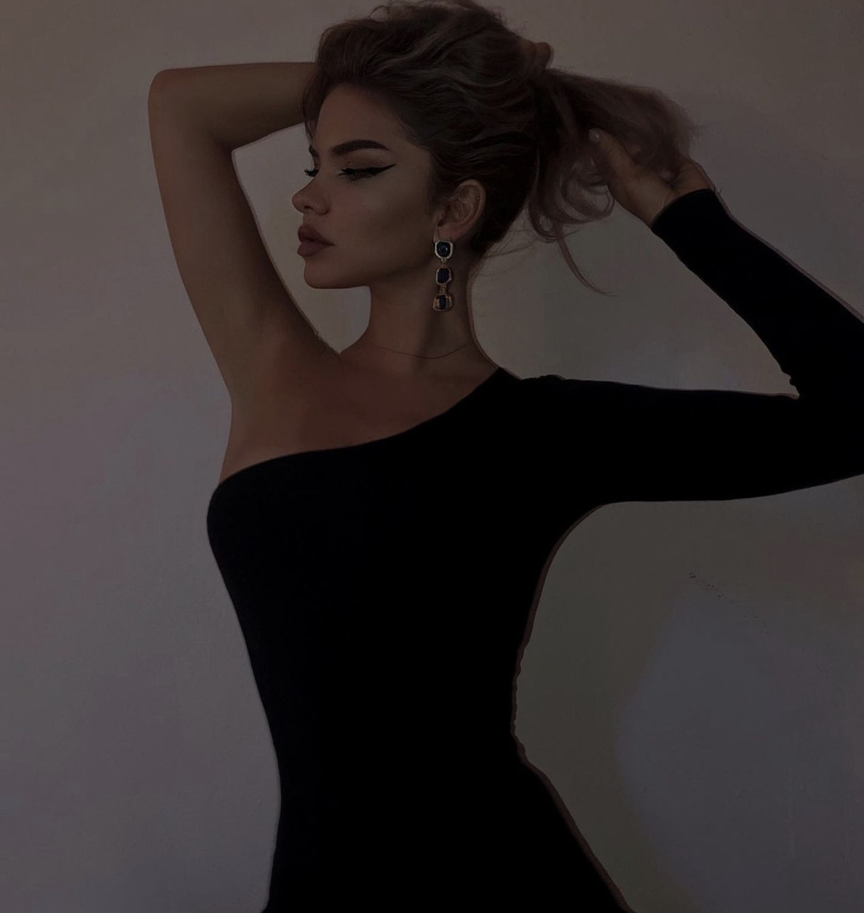 Tatlı kum saati prensesi Ariela Moon, iç ve dış mekanlarda tatlı giysiler içinde poz veriyor Tatlı kum saati prensesi Ariela Moon, iç ve dış mekanlarda tatlı giysiler içinde poz veriyor