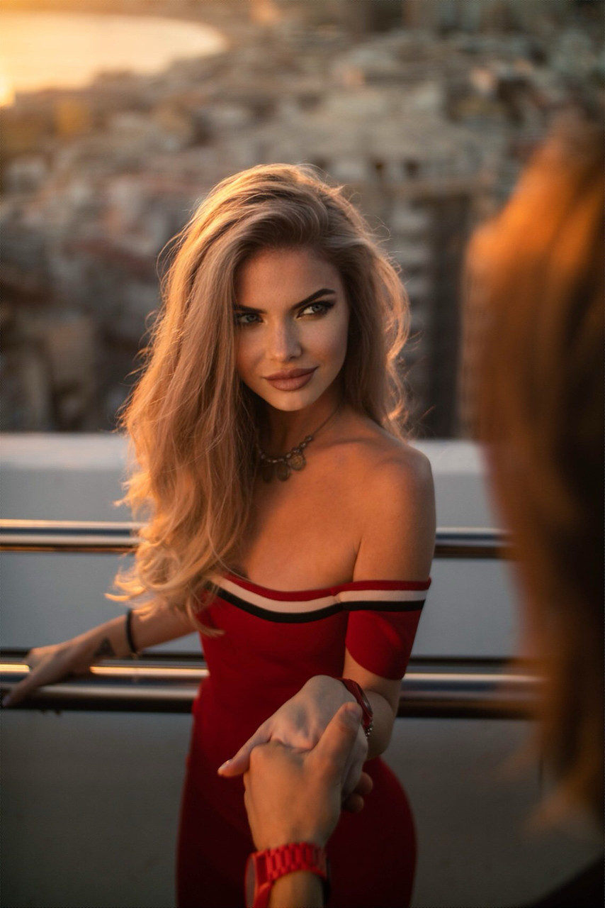 Tatlı kum saati prensesi Ariela Moon, iç ve dış mekanlarda tatlı giysiler içinde poz veriyor Tatlı kum saati prensesi Ariela Moon, iç ve dış mekanlarda tatlı giysiler içinde poz veriyor