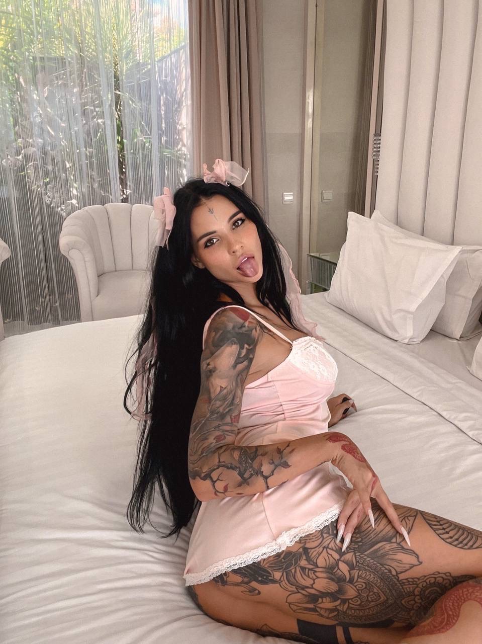 A morena tatuada expõe o seu enorme peito e o seu grande rabo no seu sofá A morena tatuada expõe o seu enorme peito e o seu grande rabo no seu sofá