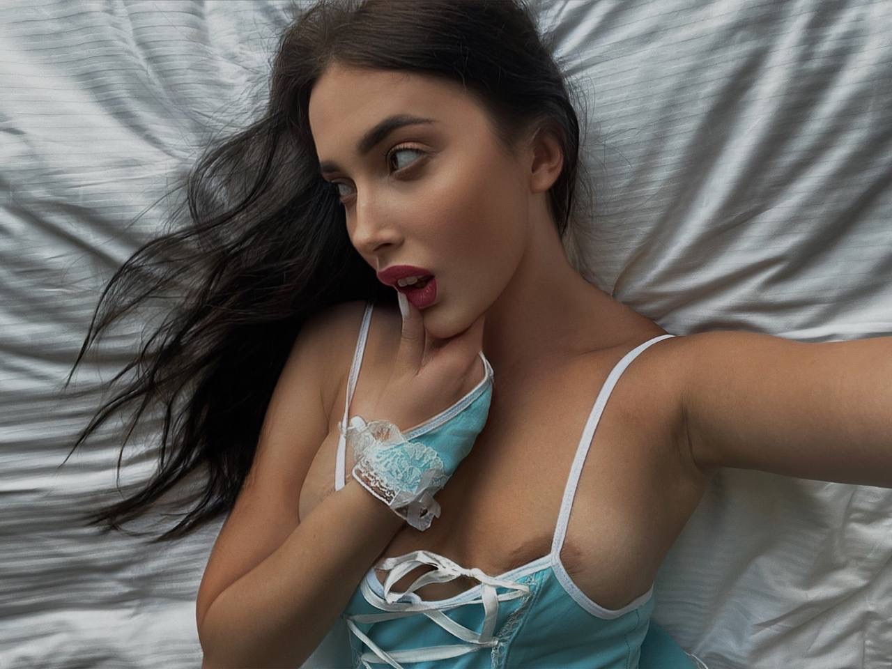 Brązowowłosa słodziutka z dużymi cyckami Katiiia Little Baby prezentuje swoje asy w pończochach Brązowowłosa słodziutka z dużymi cyckami Katiiia Little Baby prezentuje swoje asy w pończochach