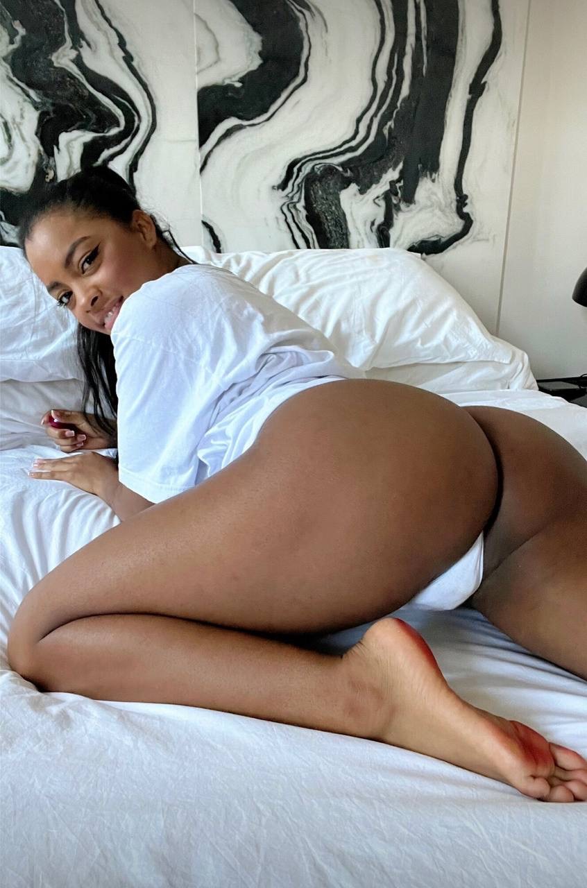 Flörtöz amatör Sofi Vega şişman poposunu ortaya çıkarıyor ve pelüş vajinasını oyuncak ediyor Flörtöz amatör Sofi Vega şişman poposunu ortaya çıkarıyor ve pelüş vajinasını oyuncak ediyor