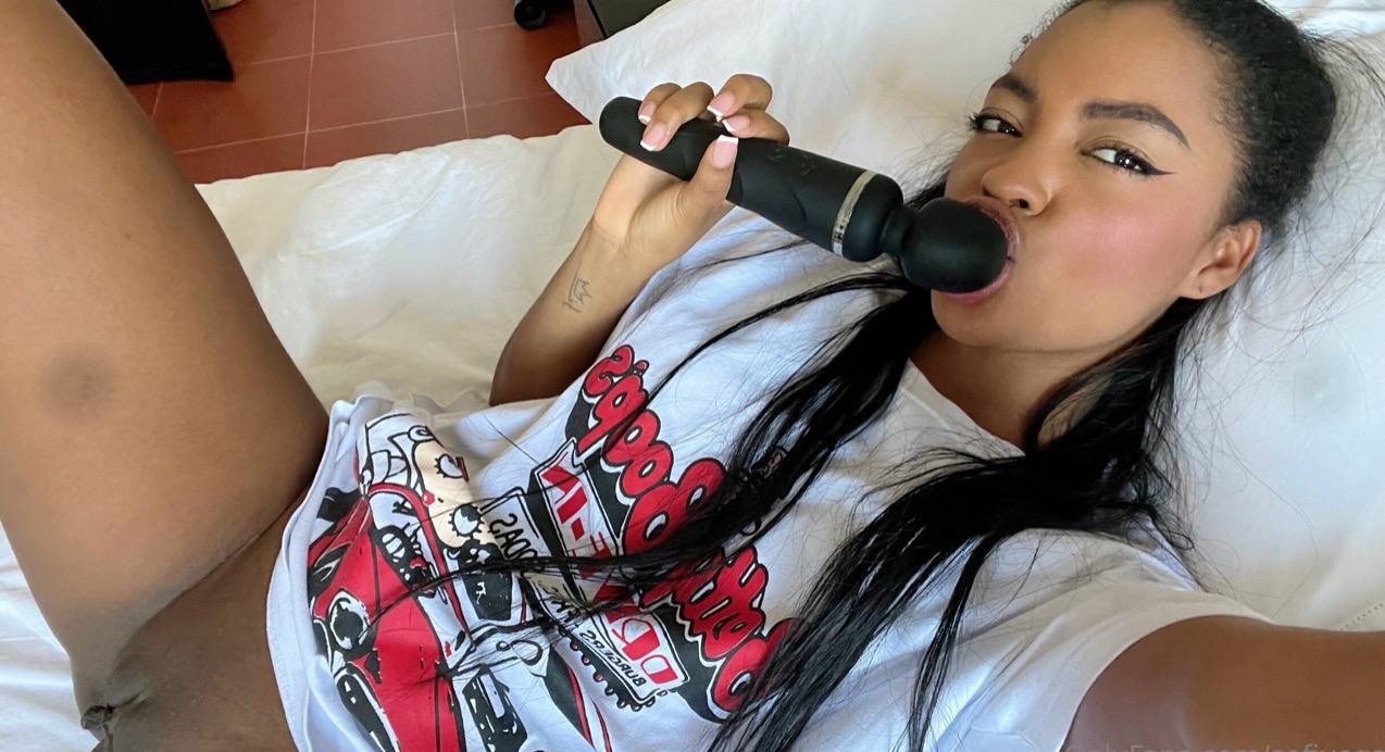 Flörtöz amatör Sofi Vega şişman poposunu ortaya çıkarıyor ve pelüş vajinasını oyuncak ediyor Flörtöz amatör Sofi Vega şişman poposunu ortaya çıkarıyor ve pelüş vajinasını oyuncak ediyor