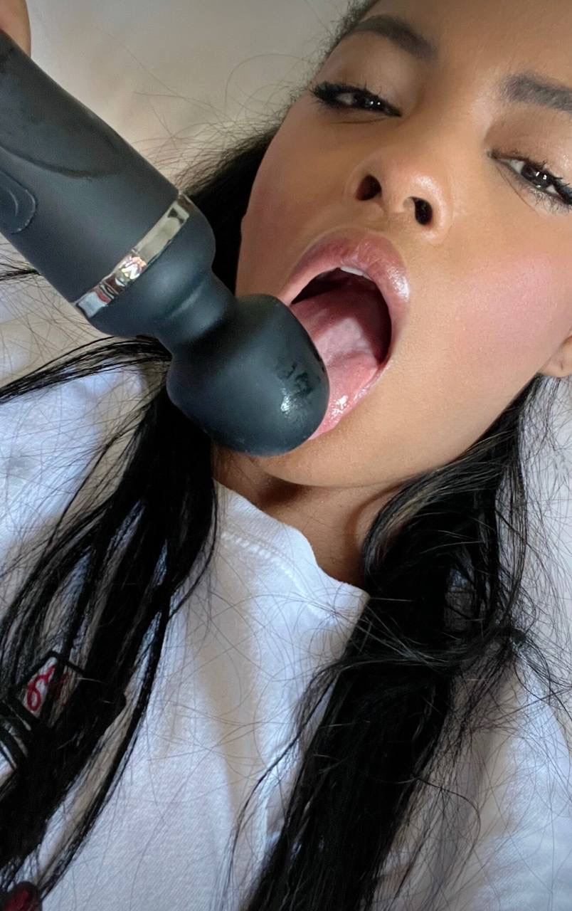 Flörtöz amatör Sofi Vega şişman poposunu ortaya çıkarıyor ve pelüş vajinasını oyuncak ediyor Flörtöz amatör Sofi Vega şişman poposunu ortaya çıkarıyor ve pelüş vajinasını oyuncak ediyor