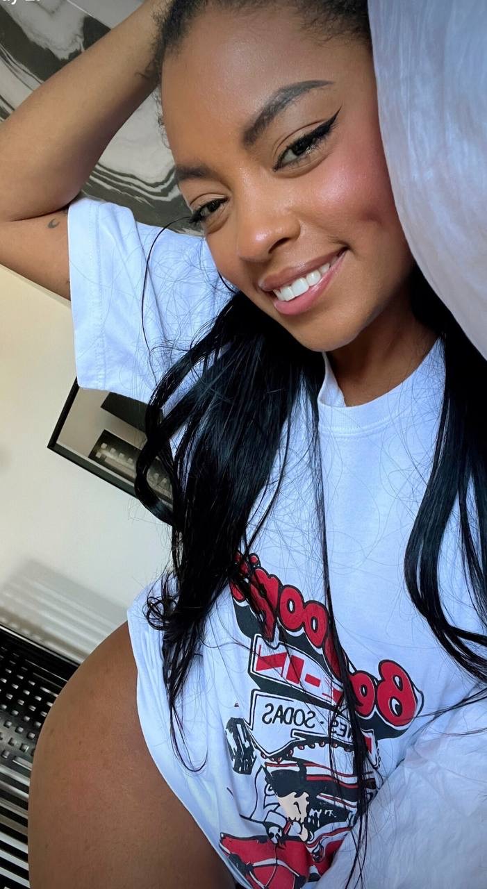 Flörtöz amatör Sofi Vega şişman poposunu ortaya çıkarıyor ve pelüş vajinasını oyuncak ediyor Flörtöz amatör Sofi Vega şişman poposunu ortaya çıkarıyor ve pelüş vajinasını oyuncak ediyor